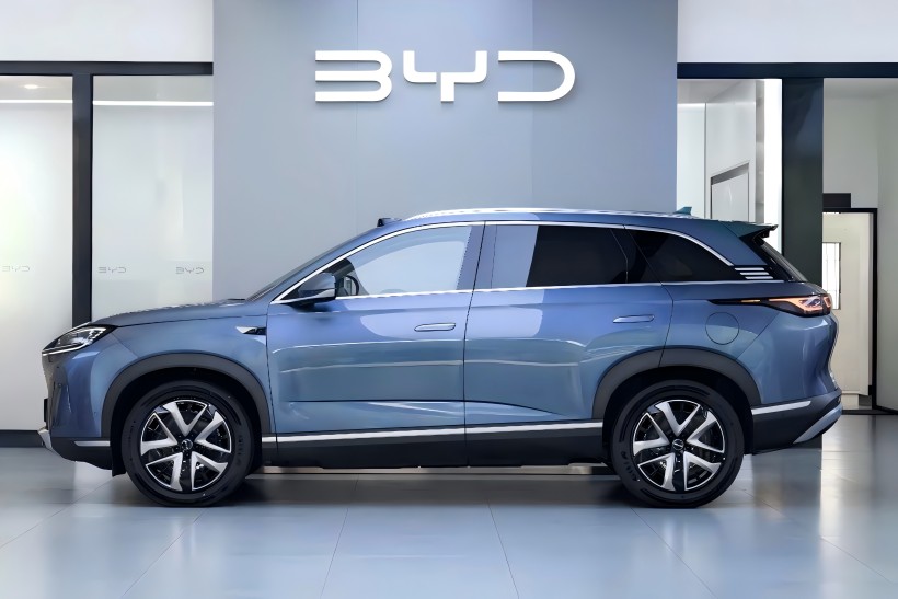 De BYD SEAL 07 DM-I intelligente rijversie, met een geschatte startprijs van 250.000 yuan en naar verwachting binnenkort op de markt te komen, is aangekomen bij dealers.