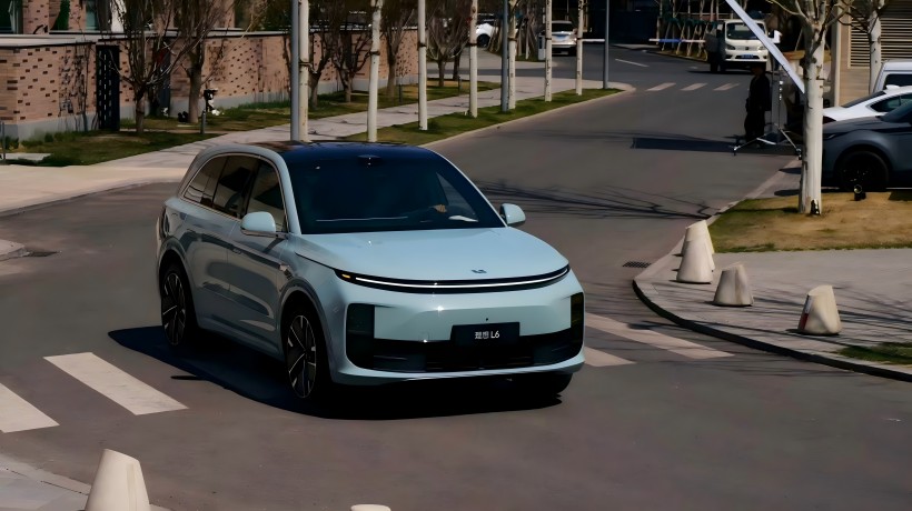 Officiële afbeeldingen van de nieuwe ideale L6 zullen hun debuut maken op de Shanghai Auto Show. Het zal een gloednieuwe Lidar aannemen en een verbeterde chip hebben.