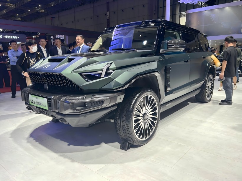 2025 Shanghai Auto Show: The Mengshi 917 Jiaolong Battle Armor Long - Wheelbase Edition is geprijsd op 1.098 miljoen yuan en is beperkt tot 199 eenheden.
