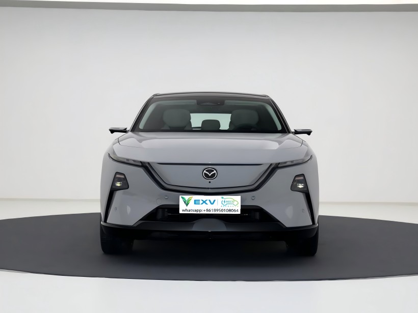 De Mazda EZ - 60 zal naar verwachting eind augustus op de markt komen. Het biedt zowel pure - elektrische als uitgebreide - bereikpowerrains. Het interieur is ook uitgerust met een dubbele scherminstelling.