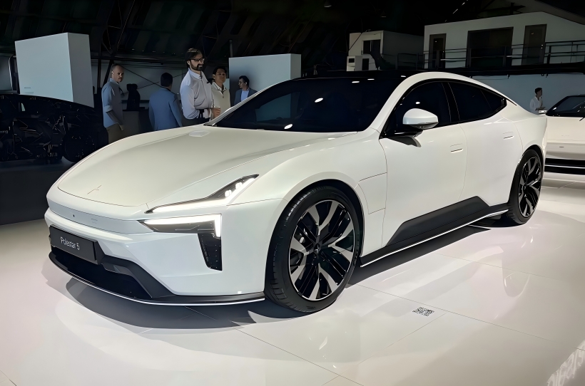 De Polestar 5, met een maximaal vermogen van 884 pk, zal zijn officiële debuut maken op de Internationale Autosalon van München in september.